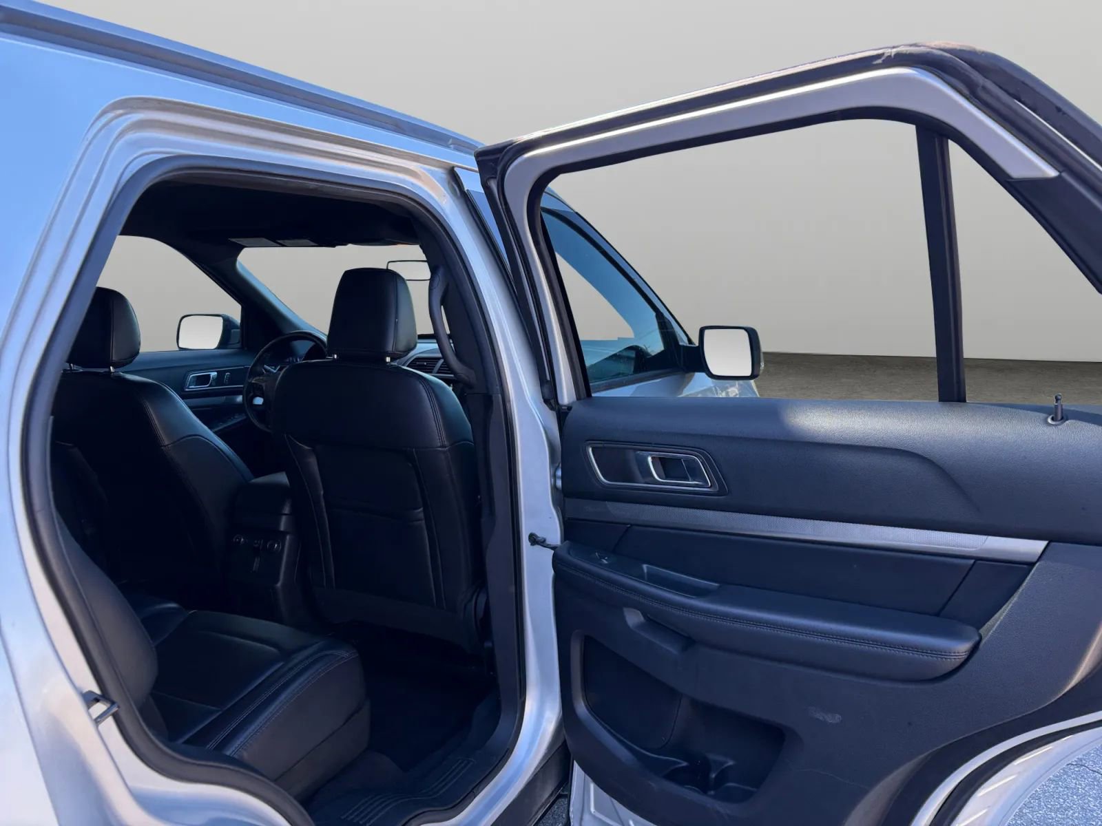 Used 2019 Ford Explorer XLT w/ Equipment Group 202A AWD/4WD image 18