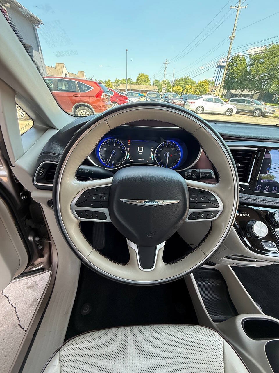Used 2018 Chrysler Pacifica Limited w/ Tire & Wheel Group FWD image 17