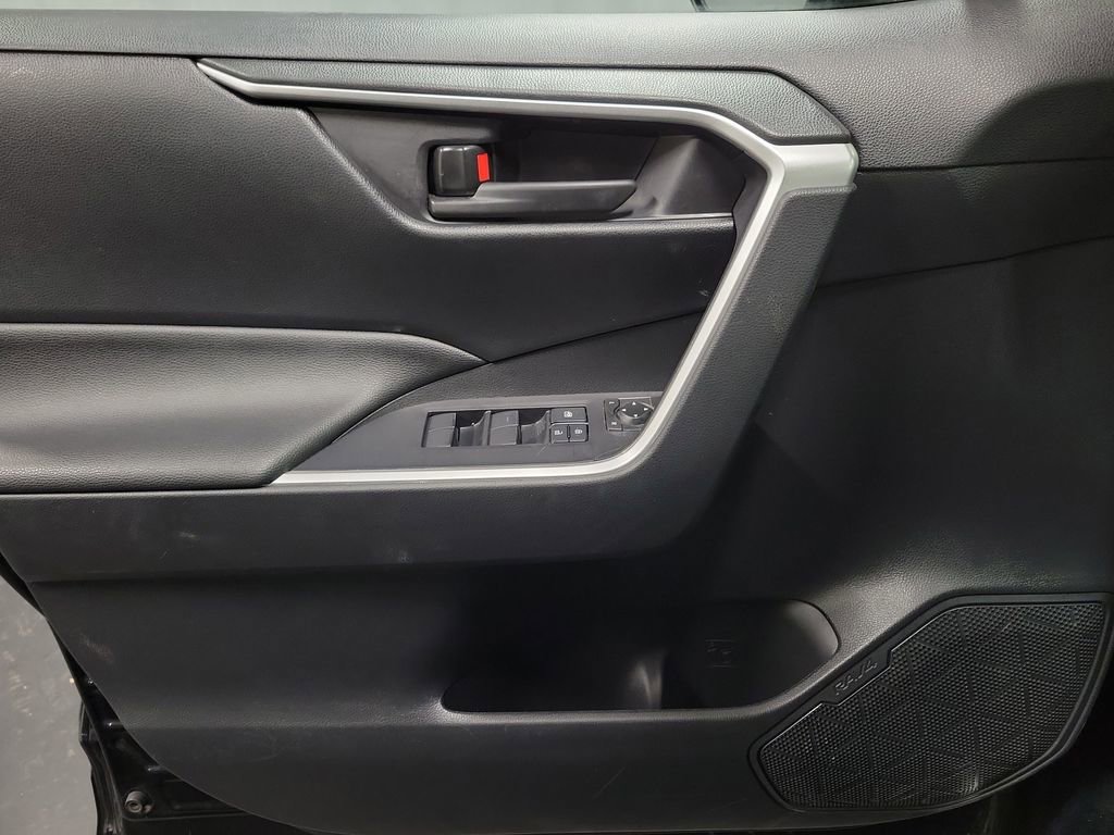 Used 2021 Toyota RAV4 SE image 22