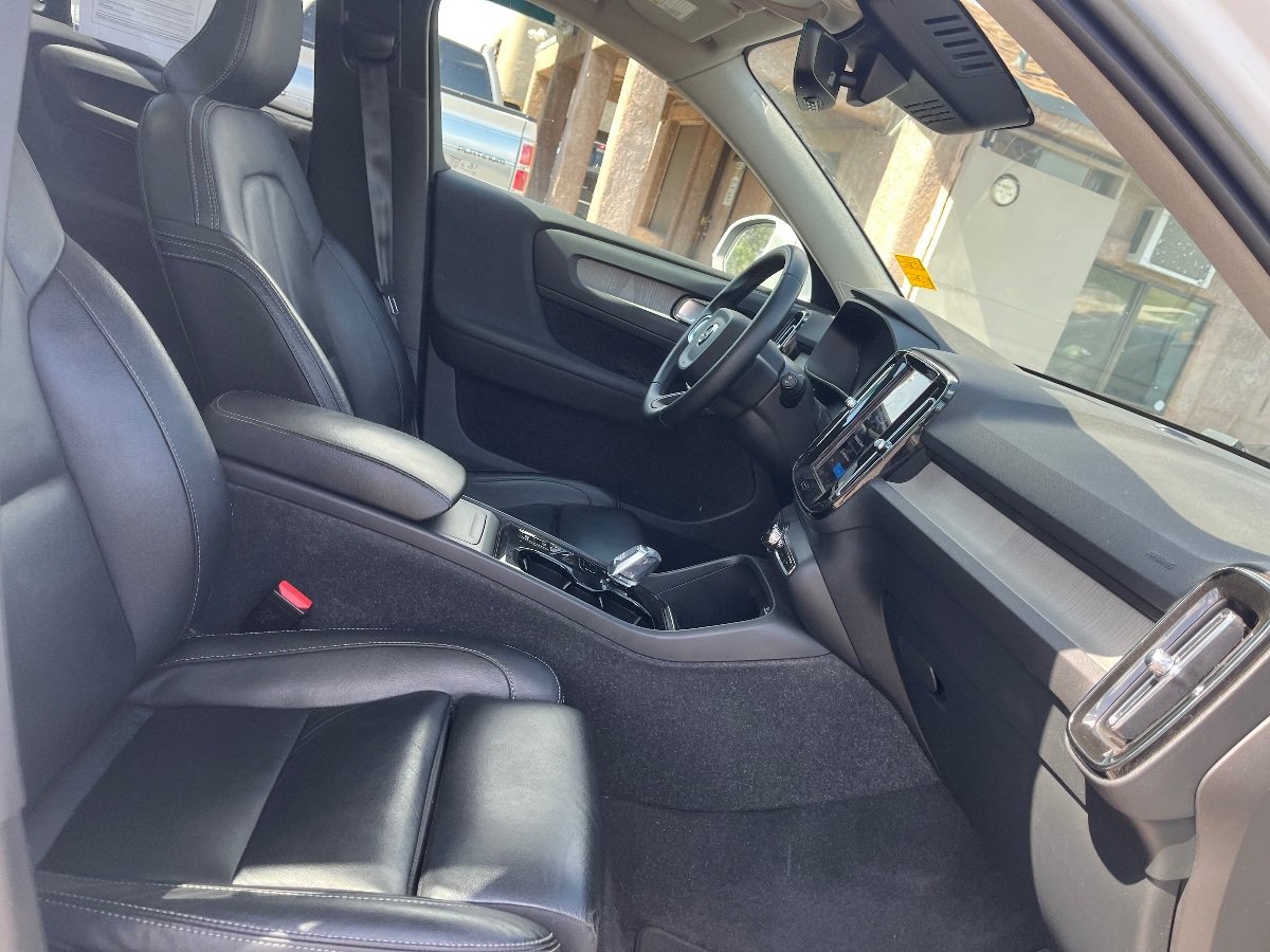 Used 2023 Volvo XC40 B5 Plus AWD/4WD image 17