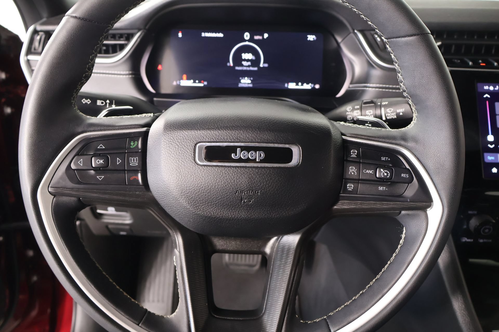 Used 2024 Jeep Grand Cherokee Laredo w/ Luxury Tech Group I AWD/4WD image 3