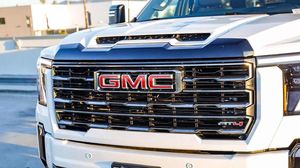 Used 2025 GMC Sierra 2500 AT4 image 6
