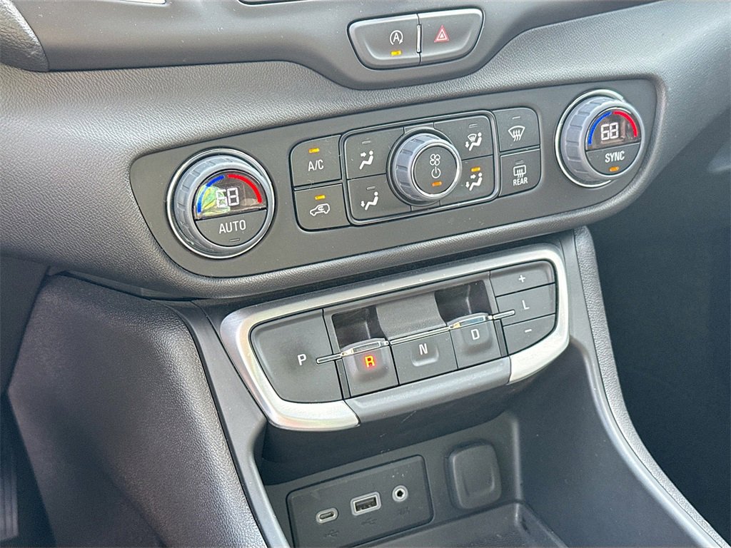 Used 2024 GMC Terrain SLE w/ Driver Convenience Package image 17