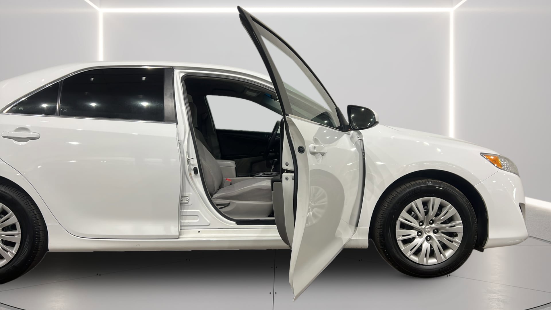 Used 2014 Toyota Camry L FWD image 17