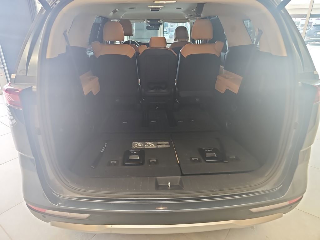 Used 2024 Kia Carnival EX image 27