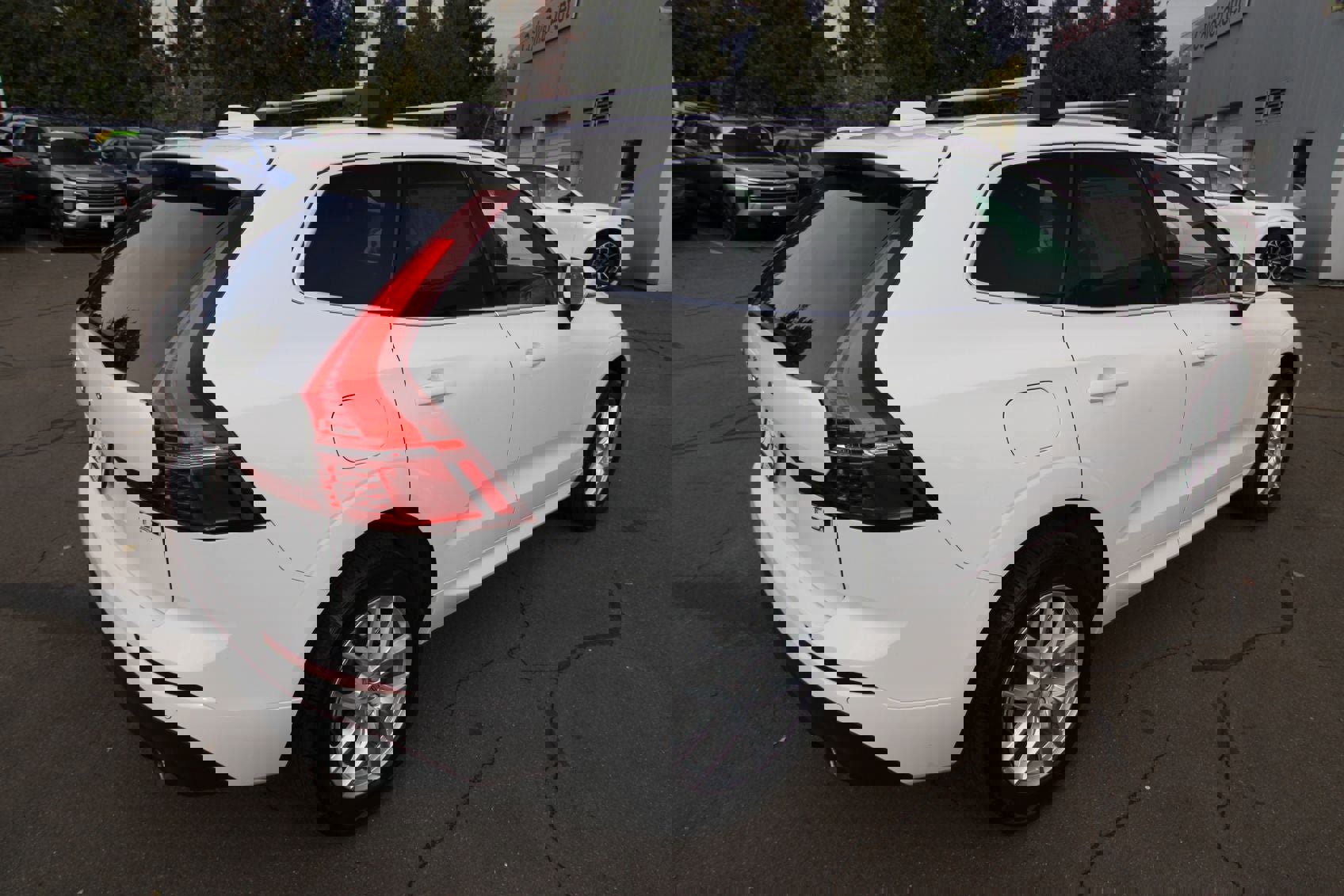 Used 2020 Volvo XC60 T5 Momentum image 5