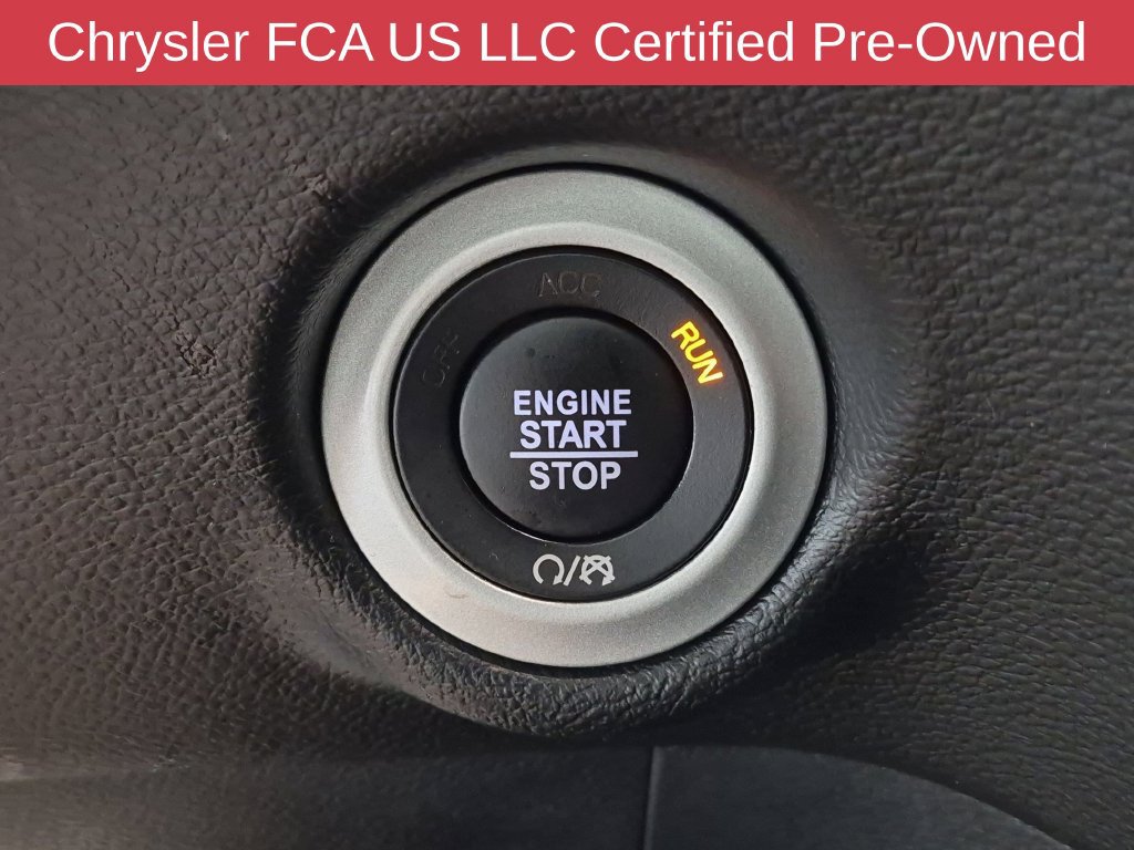Certified 2025 Chrysler Pacifica Select FWD image 30