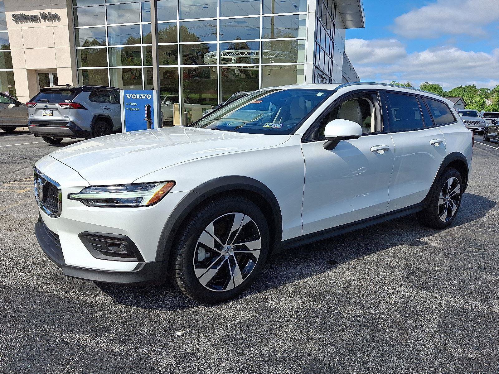 Certified 2024 Volvo V60 B5 Cross Country Plus image 3