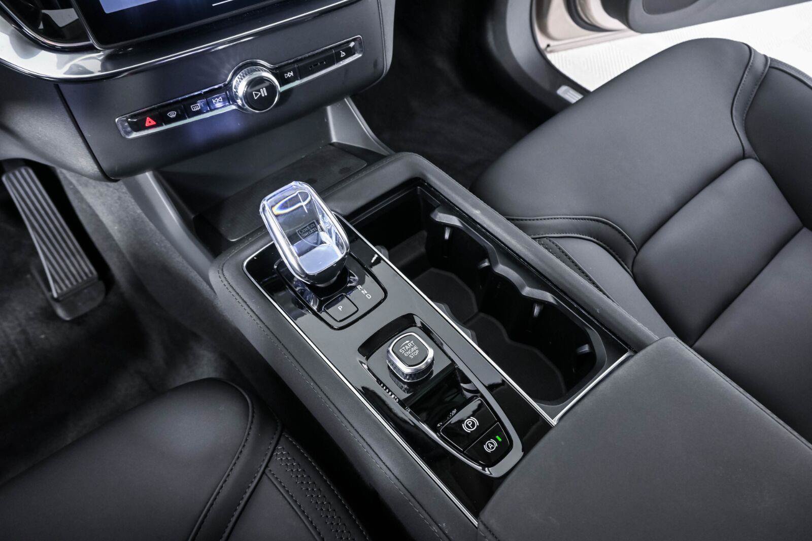 Certified 2025 Volvo XC90 T8 Core AWD/4WD image 17