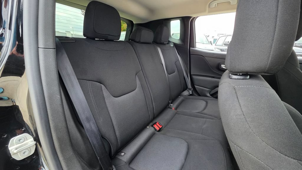 Used 2023 Jeep Renegade Latitude AWD/4WD image 14