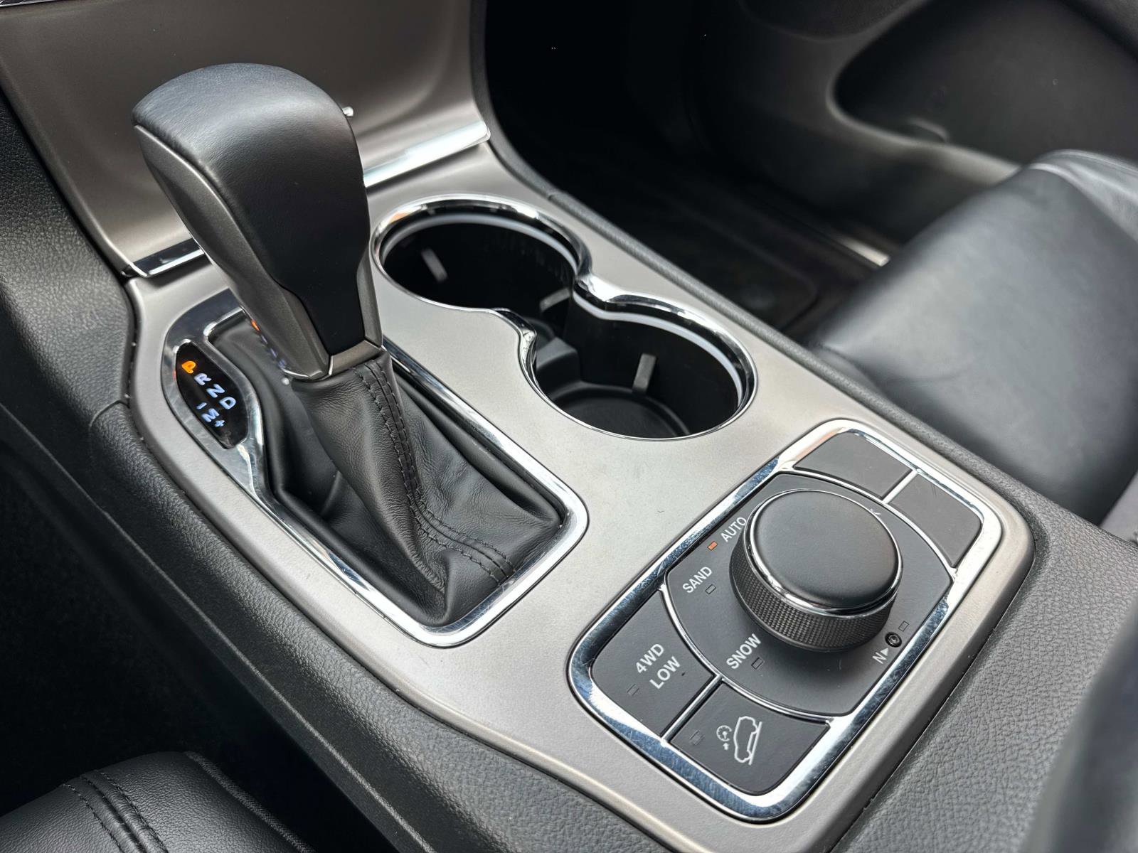 Used 2022 Jeep Grand Cherokee Limited image 24