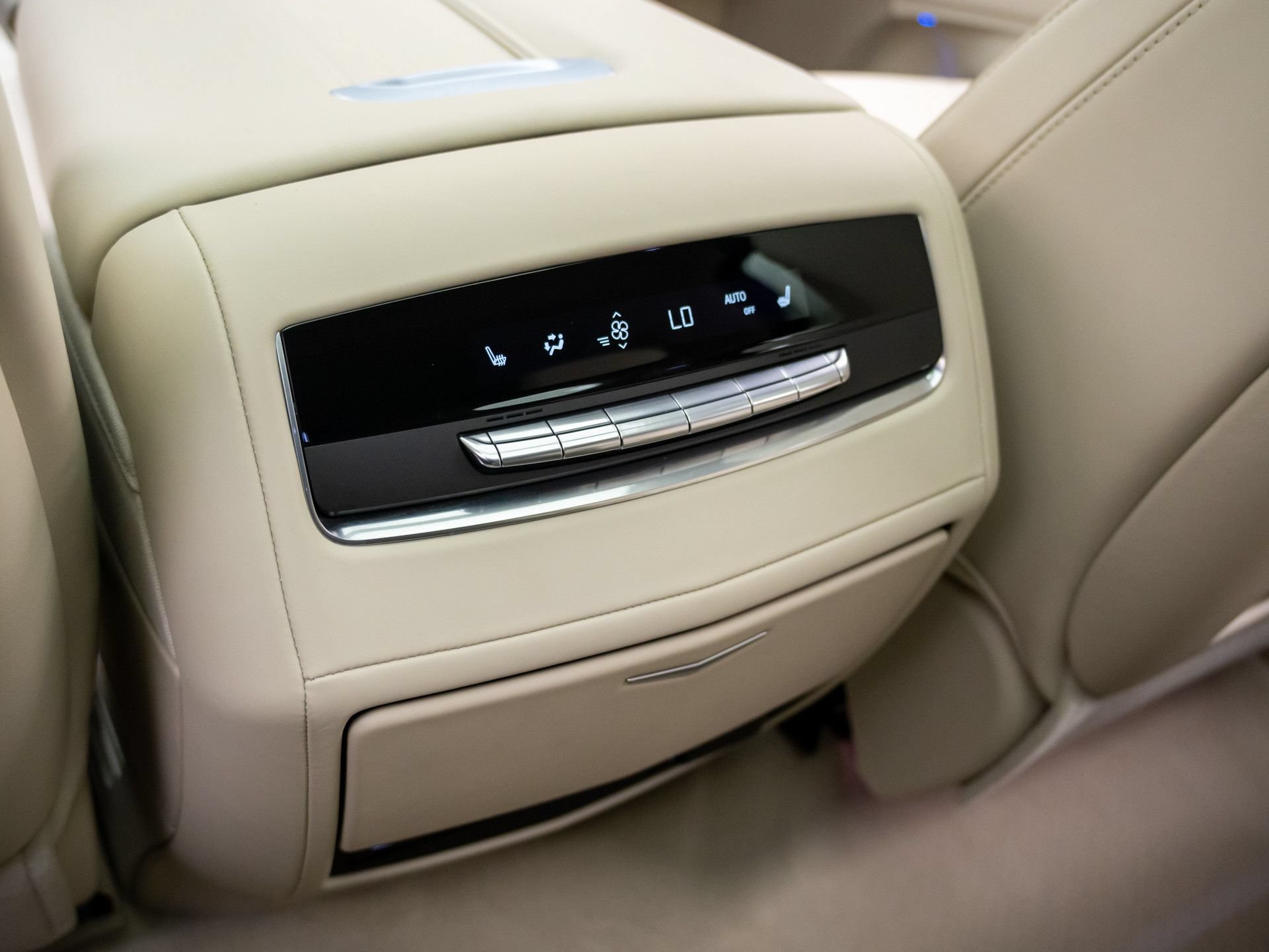 Used 2024 Cadillac Escalade Sport Platinum w/ LPO, ONYX Package AWD/4WD image 22