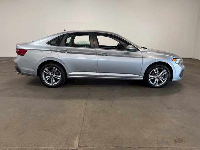 Used 2024 Volkswagen Jetta SE FWD image 2