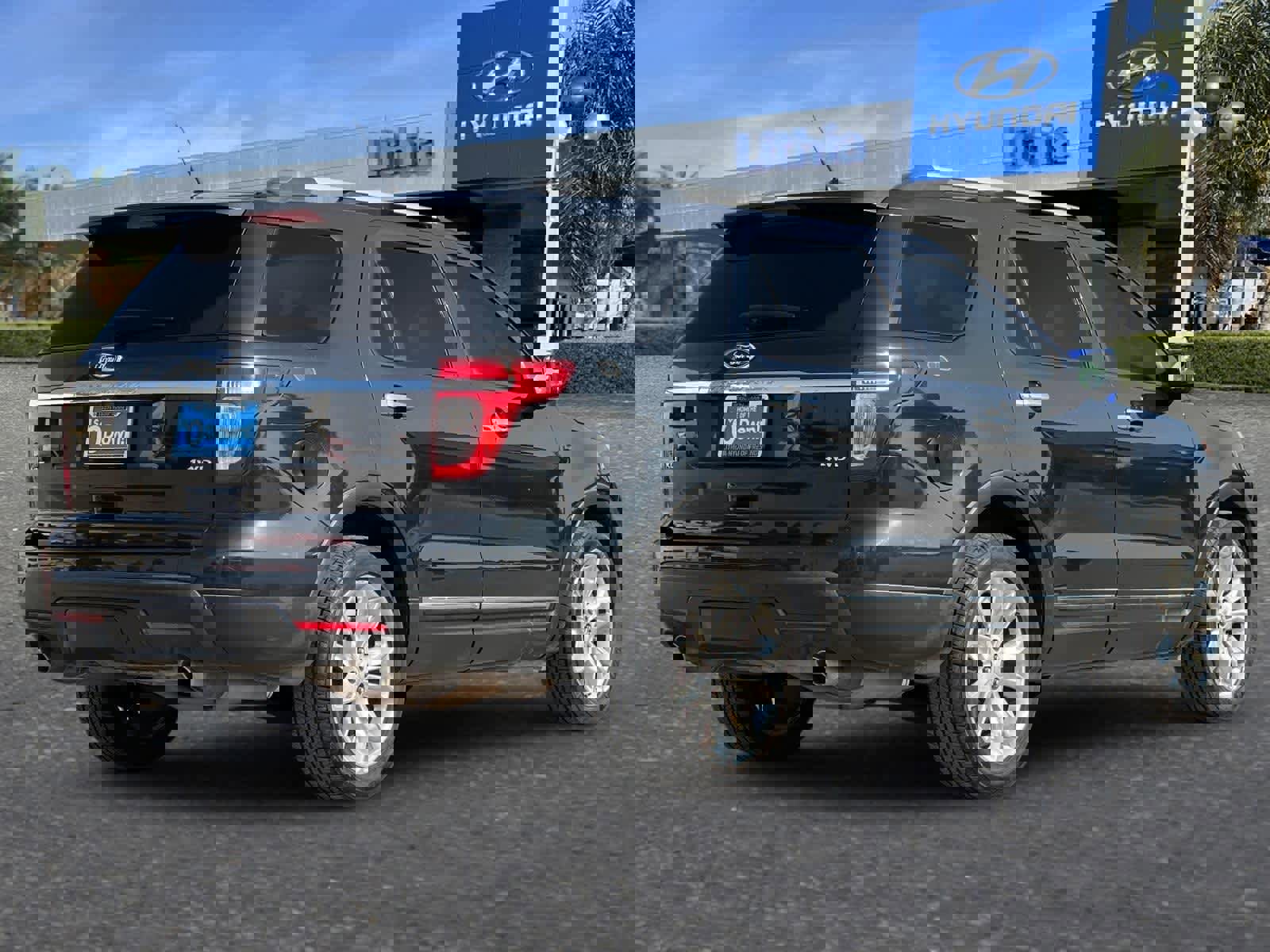 Used 2014 Ford Explorer XLT w/ Equipment Group 202A image 3