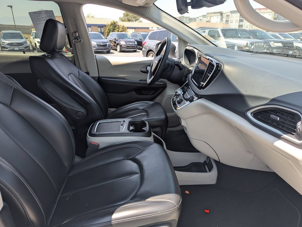 Used 2023 Chrysler Pacifica Touring-L FWD image 36