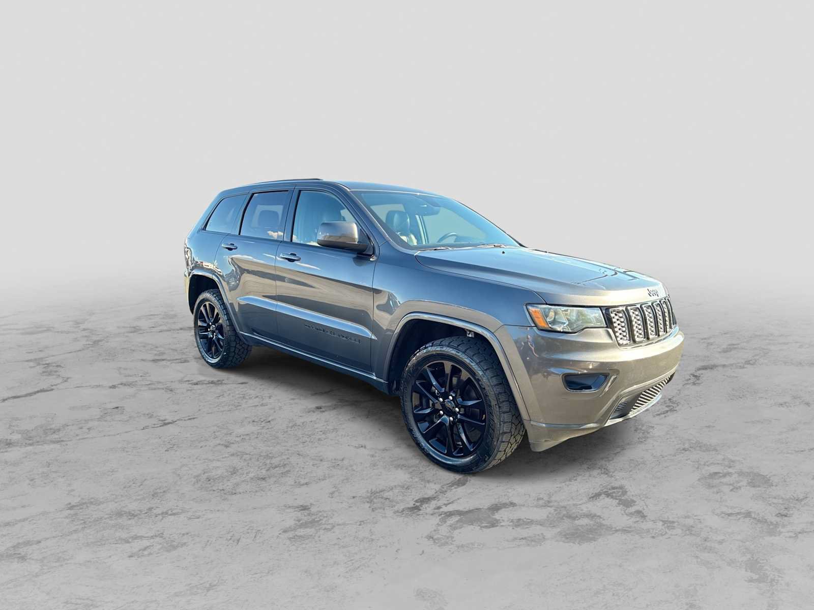 Used 2018 Jeep Grand Cherokee Altitude AWD/4WD image 2