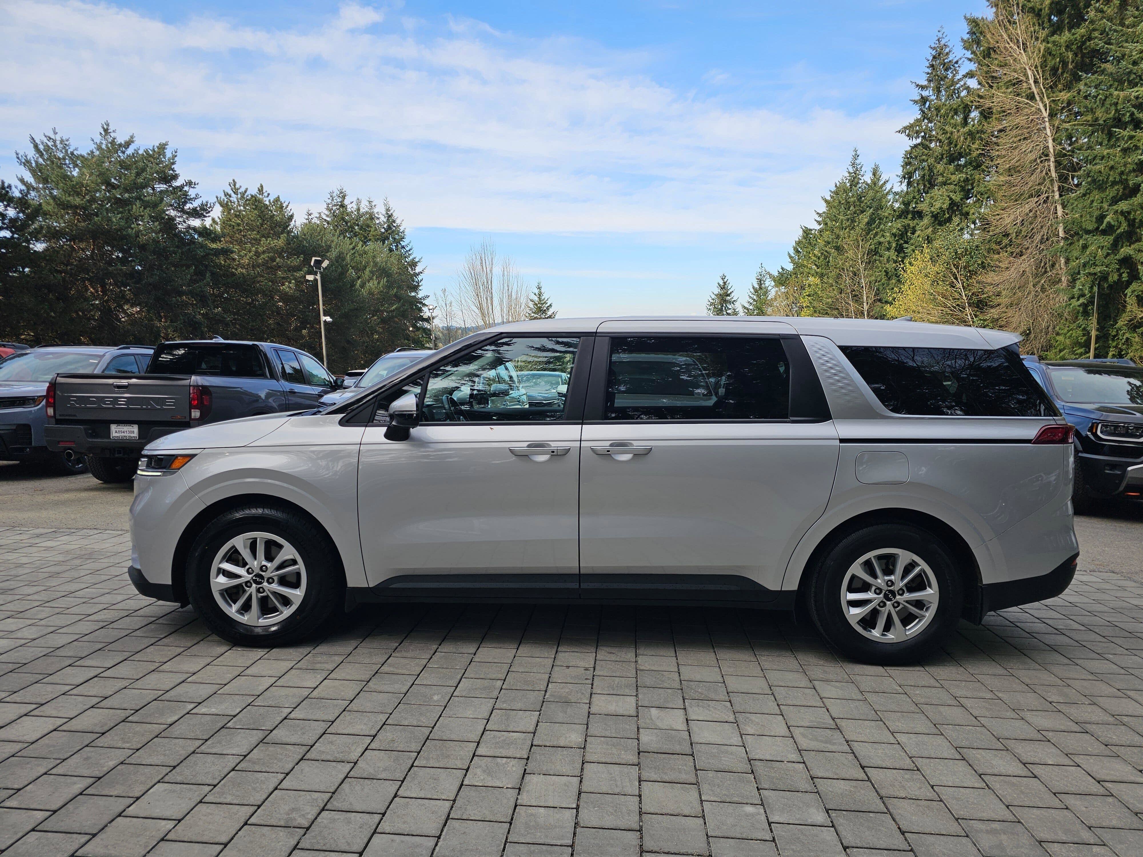 Used 2022 Kia Carnival LX FWD image 4