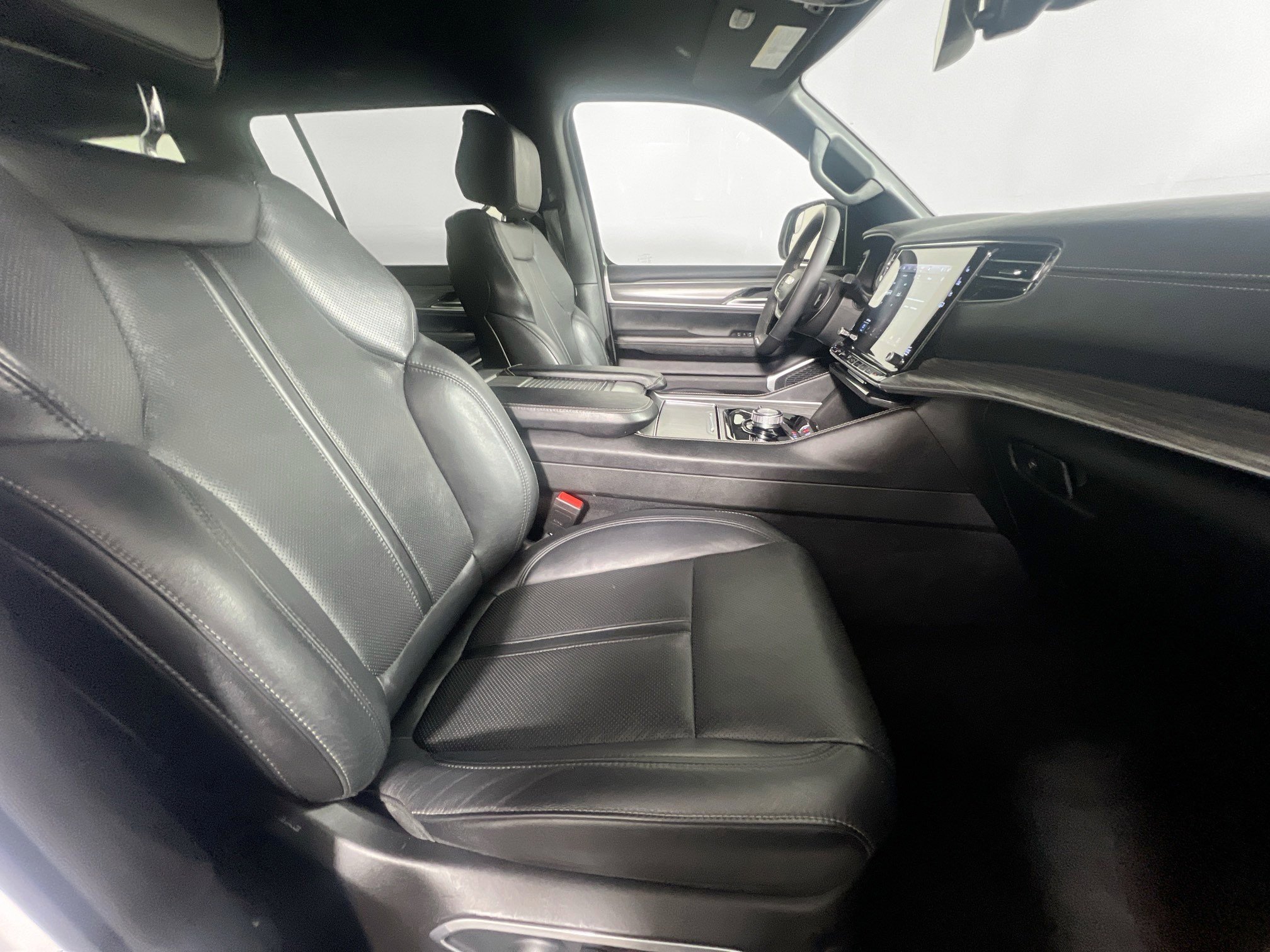 Used 2023 Jeep Wagoneer L Series II image 31