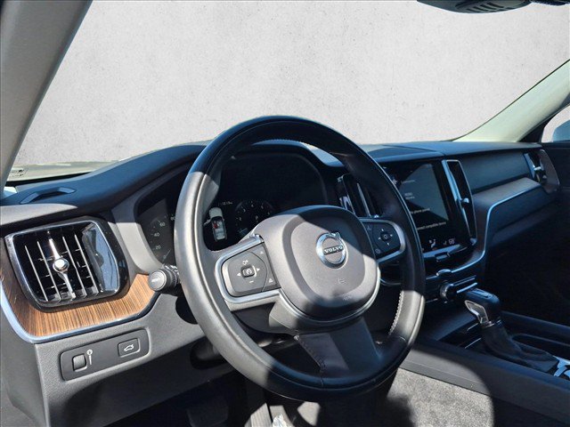 Used 2021 Volvo XC60 T5 Momentum w/ Premium Package FWD image 10