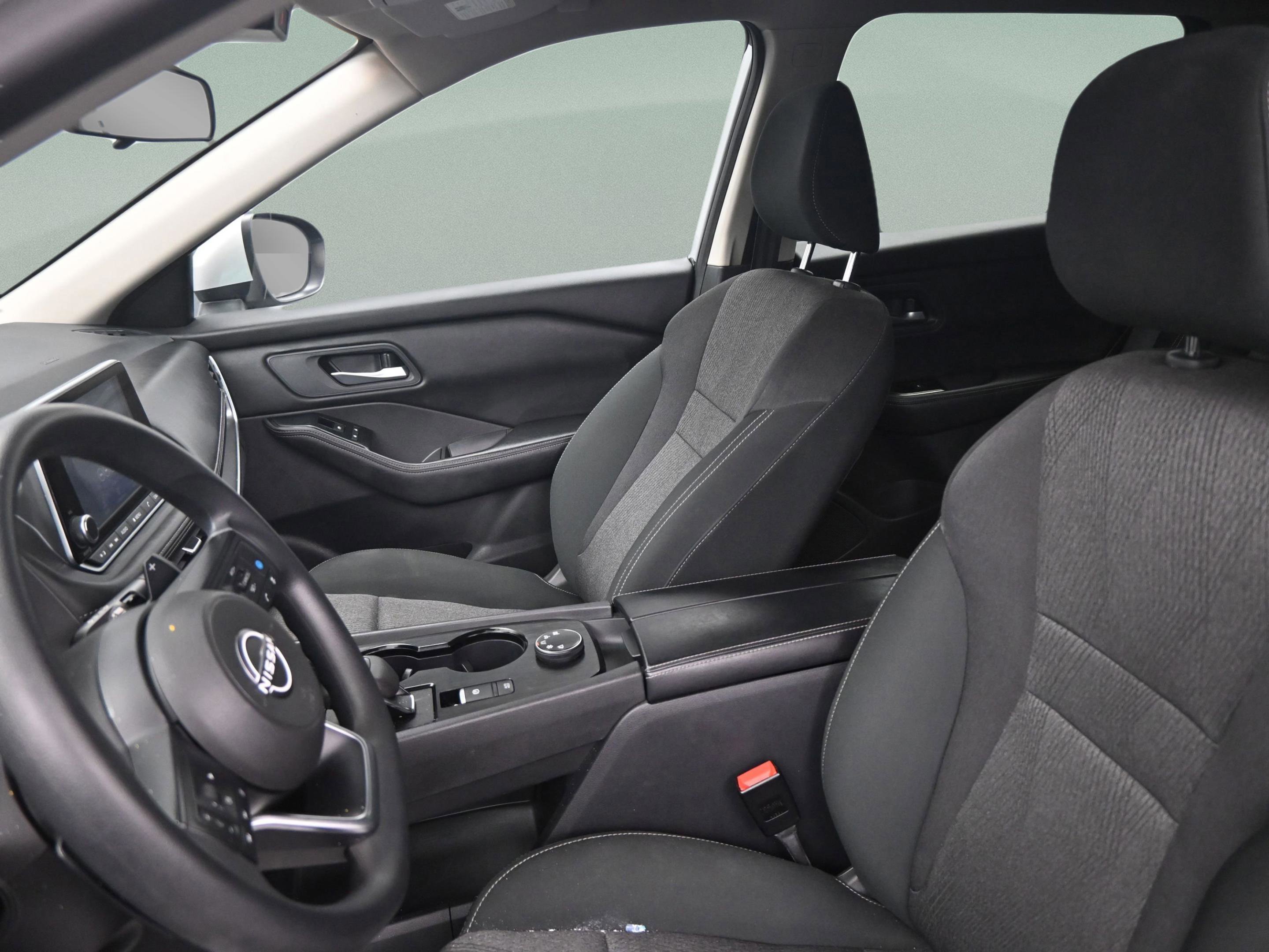 Used 2024 Nissan Rogue SV image 32