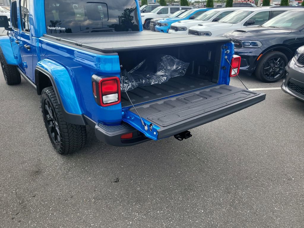 Used 2025 Jeep Gladiator Sport AWD/4WD image 8