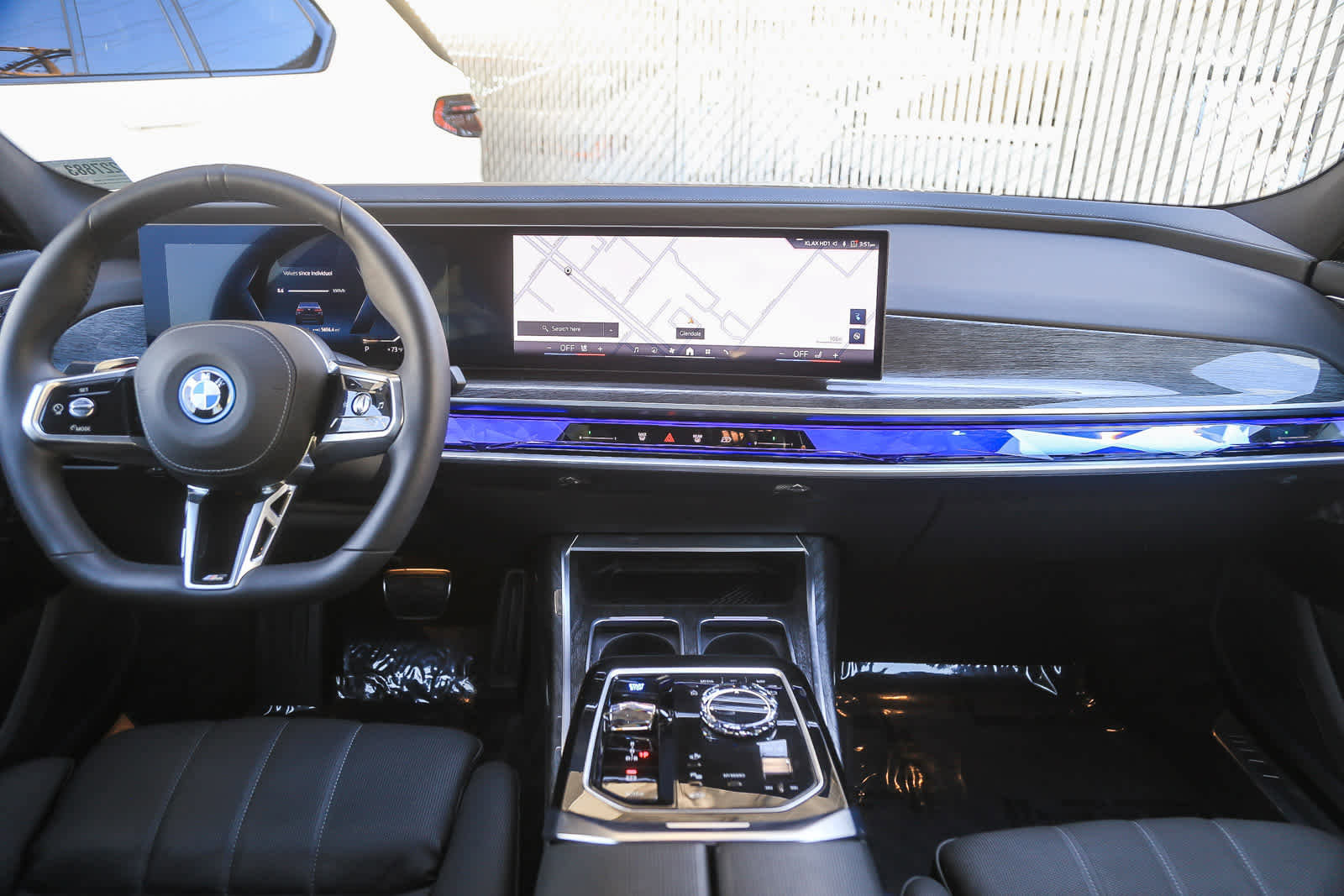 Used 2025 BMW i7 xDrive60 w/ Premium Package image 9