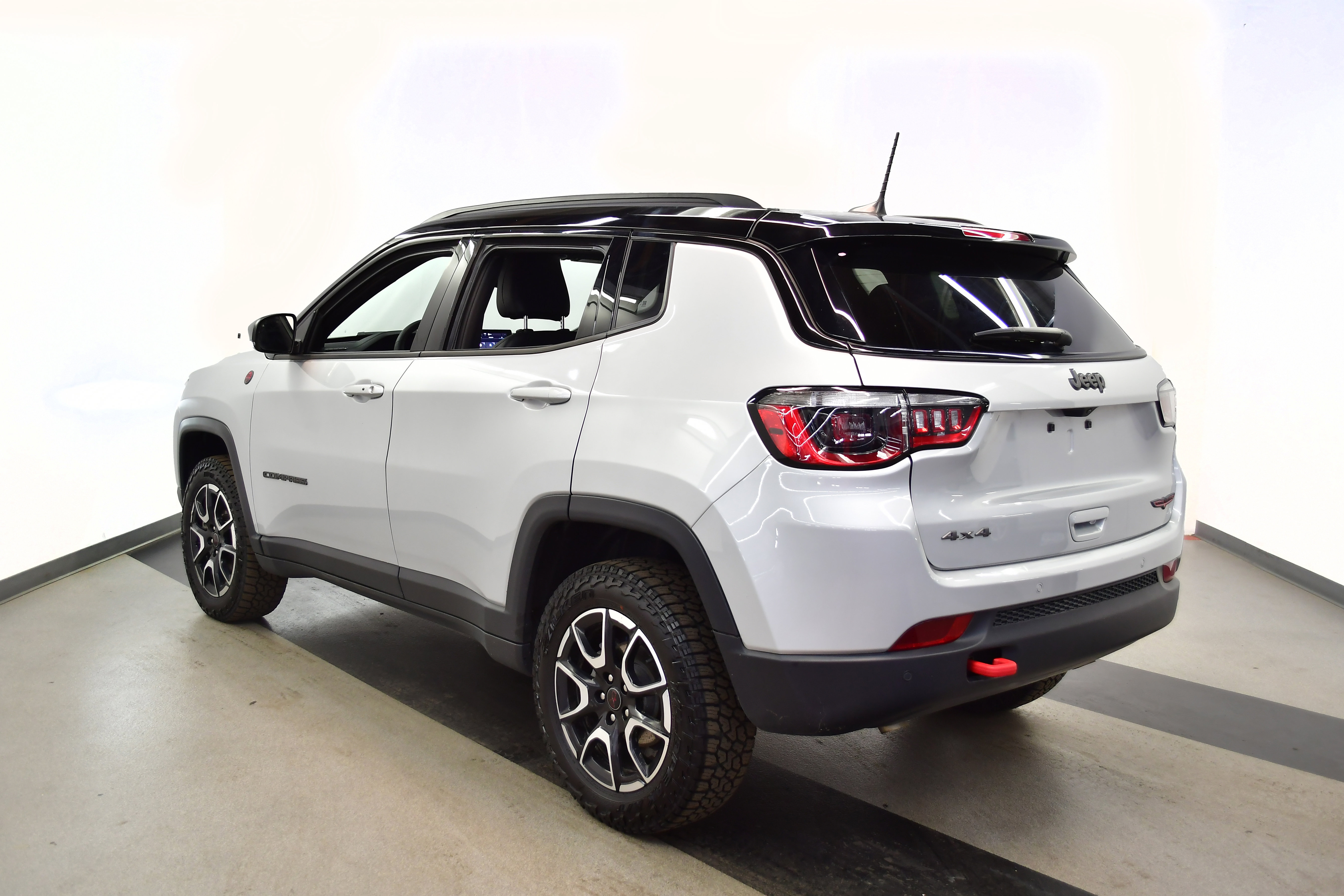 Used 2025 Jeep Compass Trailhawk AWD/4WD image 38