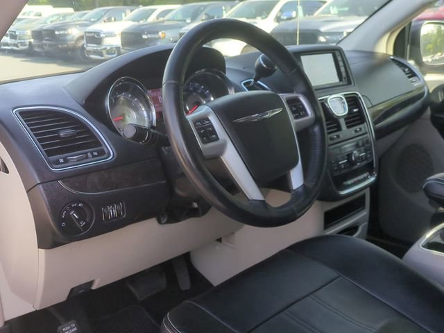 Used 2015 Chrysler Town & Country Touring w/ Driver Convenience Group image 29