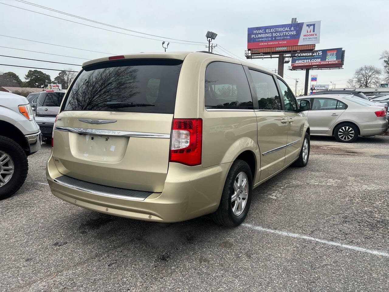 Used 2012 Chrysler Town & Country Touring-L w/ Entertainment Group #2 image 6