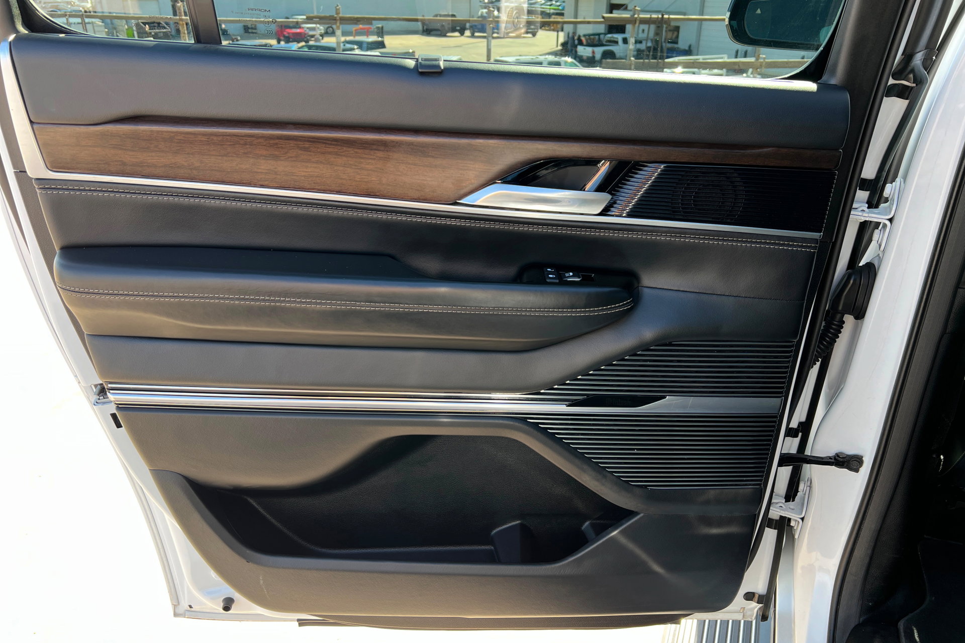 Used 2023 Jeep Grand Wagoneer L Series II image 18