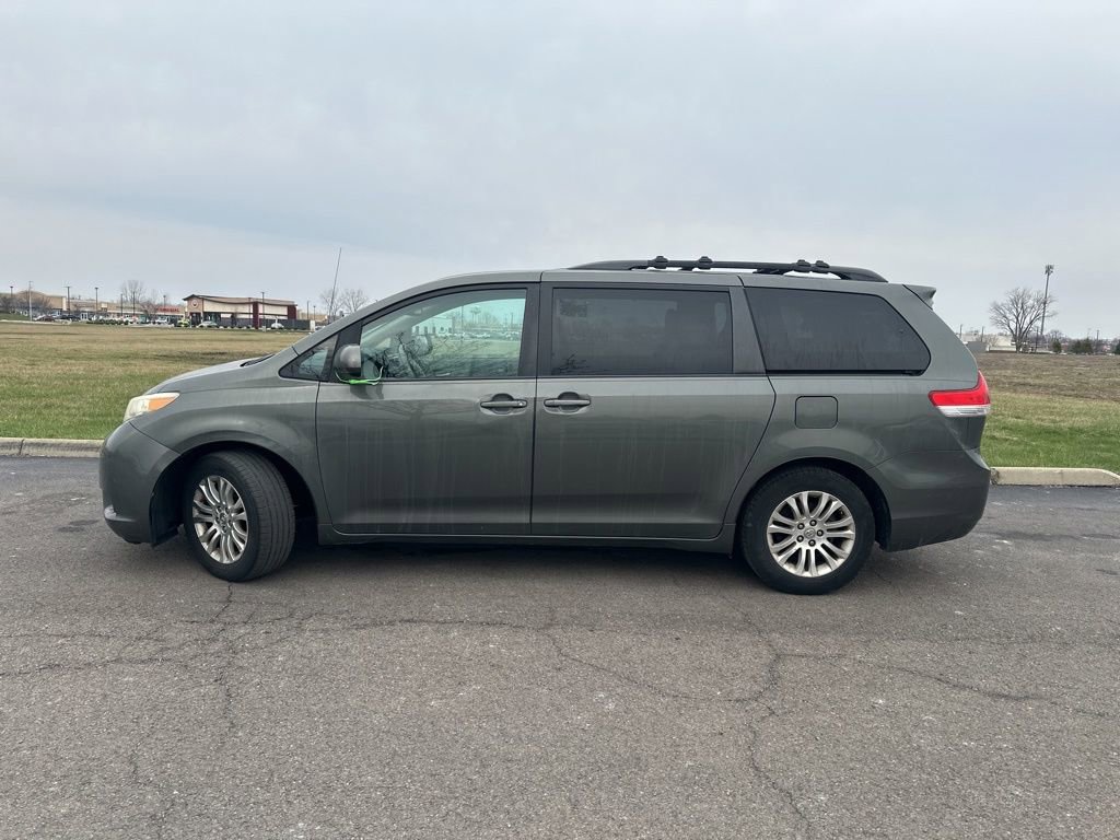 Used 2012 Toyota Sienna XLE image 8
