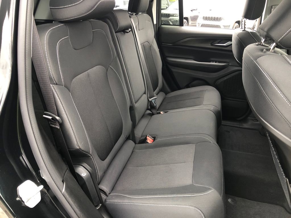 Used 2023 Jeep Grand Cherokee Laredo image 25