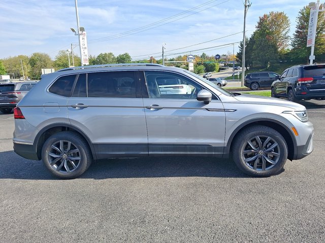 Used 2023 Volkswagen Tiguan SE w/ Panoramic Sunroof Package AWD/4WD image 11