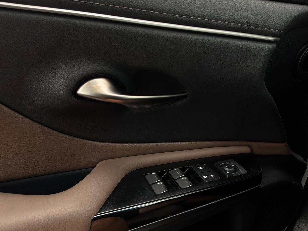 Used 2025 Lexus ES 350 w/ Accessory Package (Z1) FWD image 25