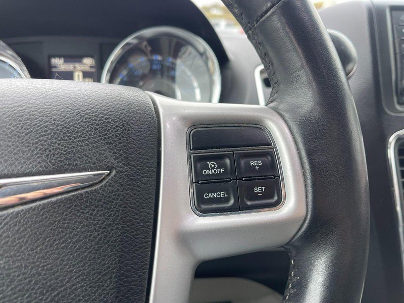Used 2016 Chrysler Town & Country Touring w/ Driver Convenience Group image 25