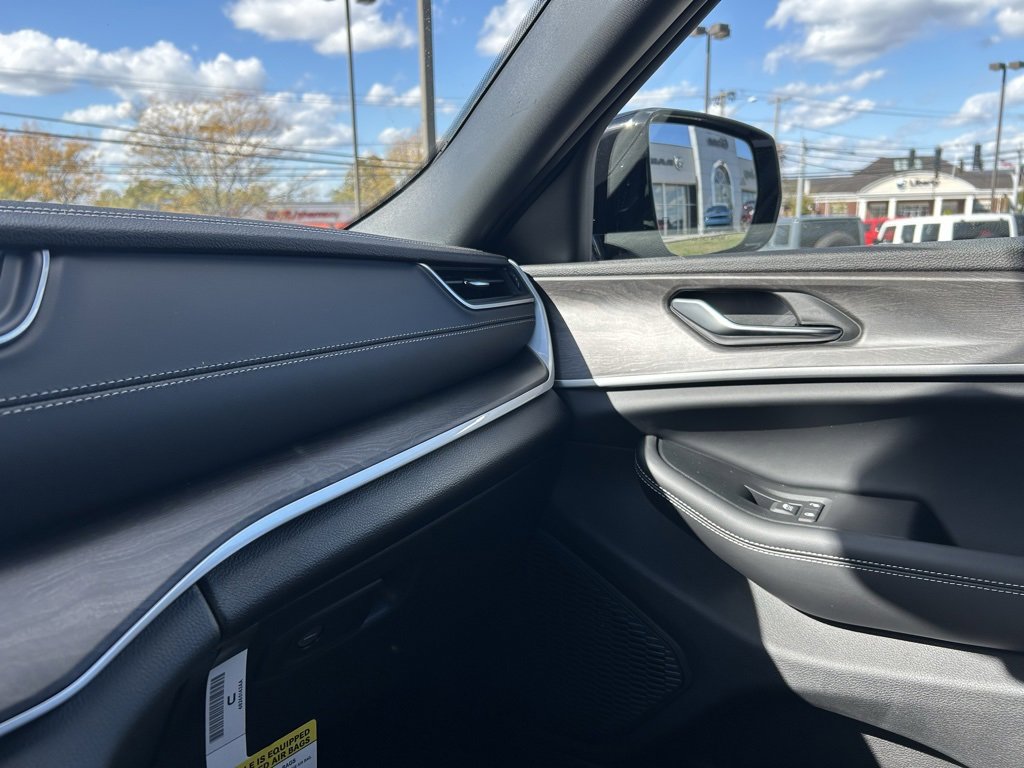 New 2025 Jeep Grand Cherokee Limited image 24