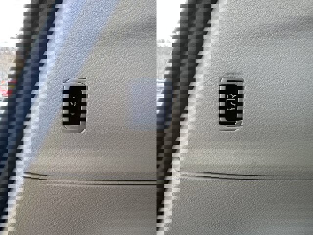 Used 2022 Chrysler Pacifica Touring-L w/ Uconnect Theater Family Group image 6