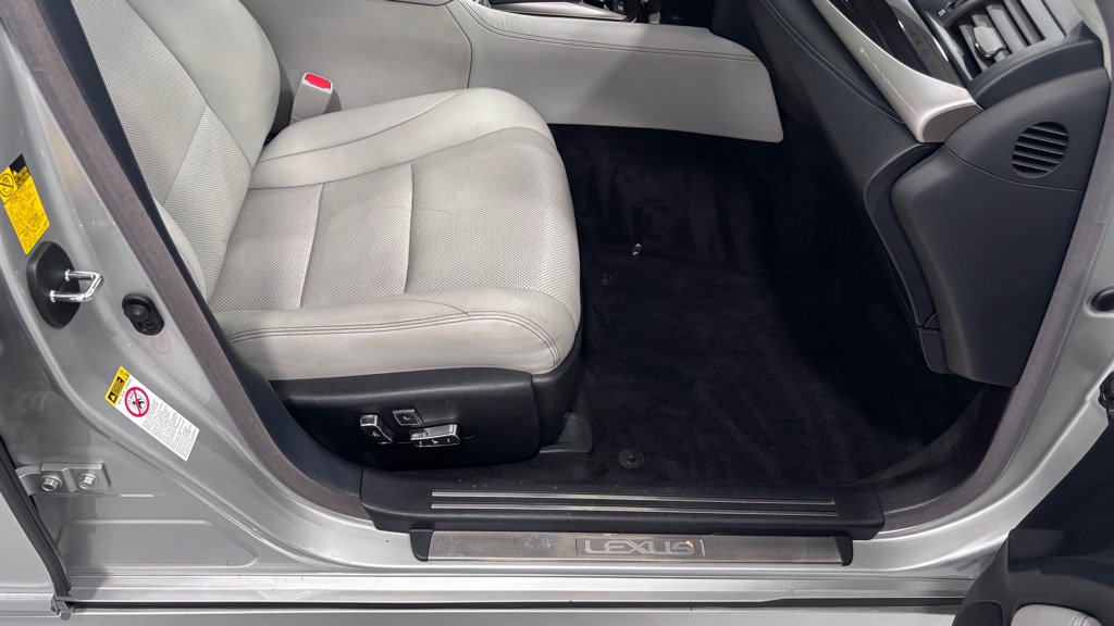 Used 2013 Lexus LS 460 AWD w/ Ultra Luxury Pkg image 19