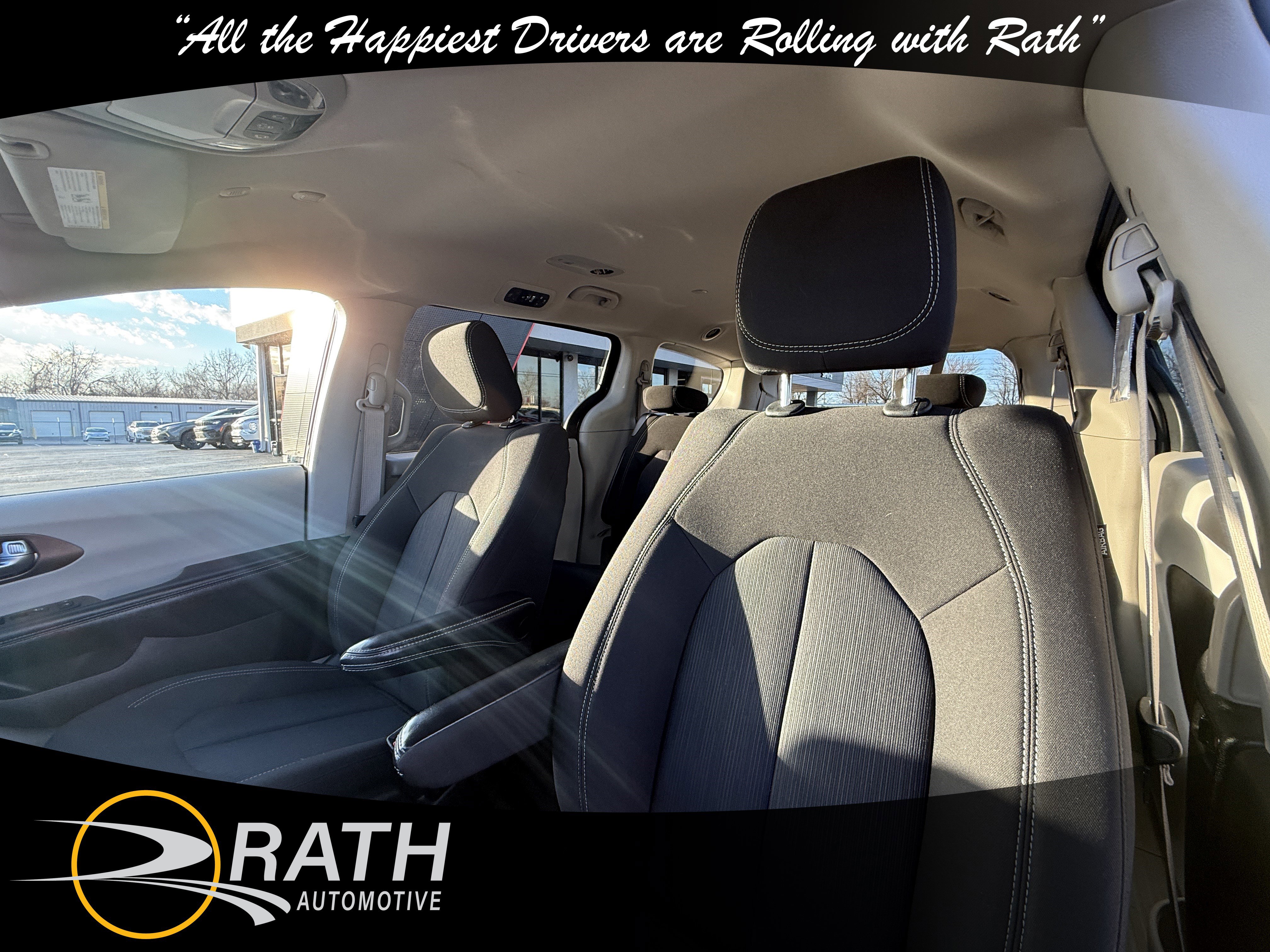 Used 2022 Chrysler Voyager LX image 14