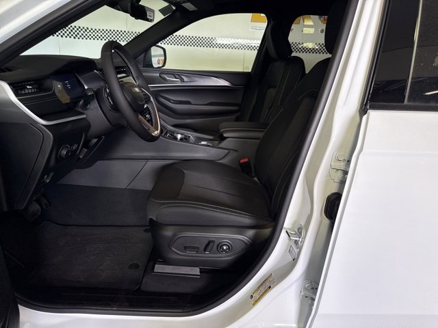 New 2025 Jeep Grand Cherokee L Laredo image 2