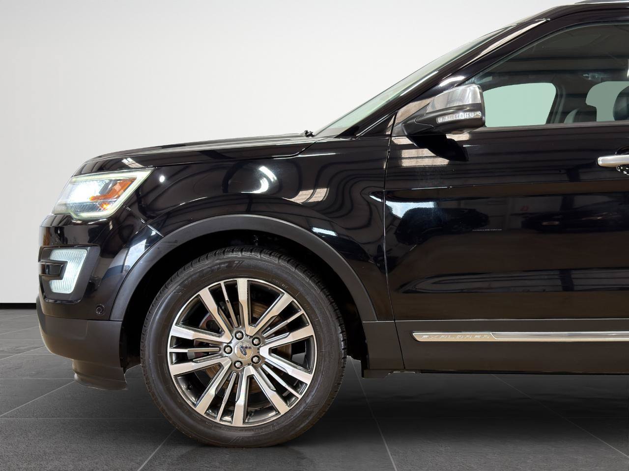 Used 2017 Ford Explorer Platinum AWD/4WD image 3