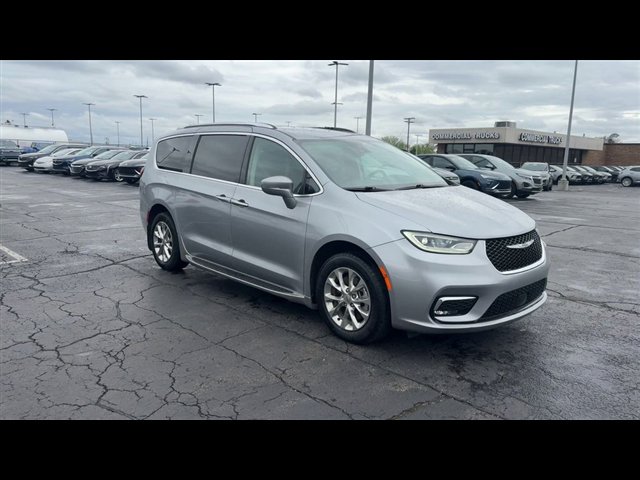 Used 2021 Chrysler Pacifica Touring-L AWD/4WD image 2