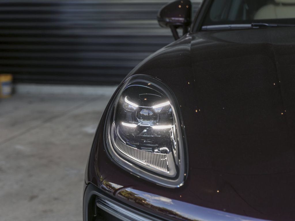 Certified 2026 Porsche Macan AWD/4WD image 11