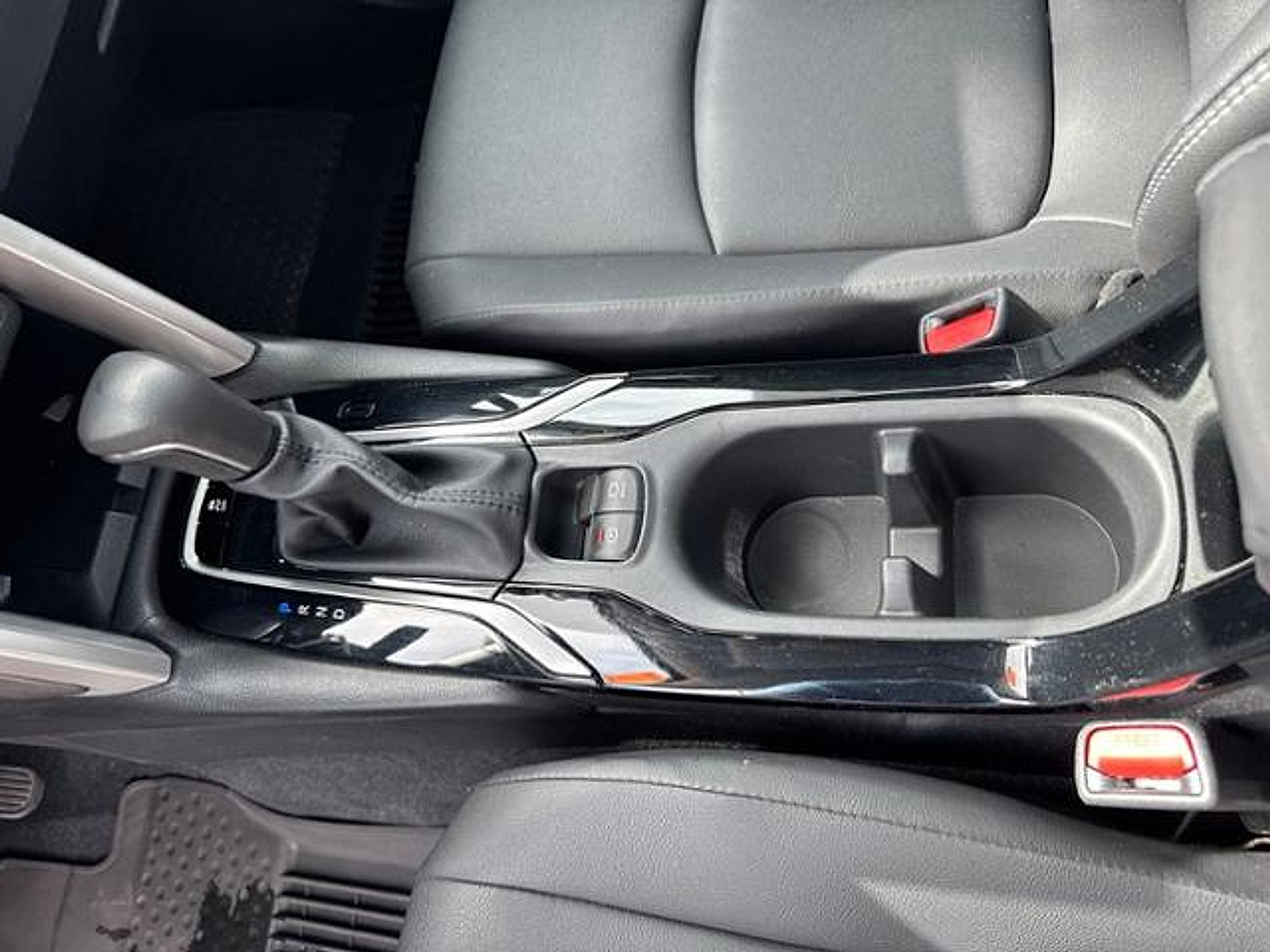 Used 2024 Toyota Corolla Cross XLE w/ Convenience Package FWD image 19