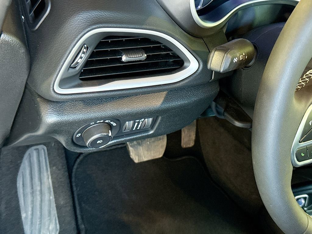 Used 2026 Chrysler Pacifica Select image 11