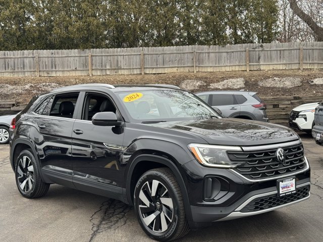 Used 2024 Volkswagen Atlas Cross Sport SE w/ Panoramic Sunroof Package image 2