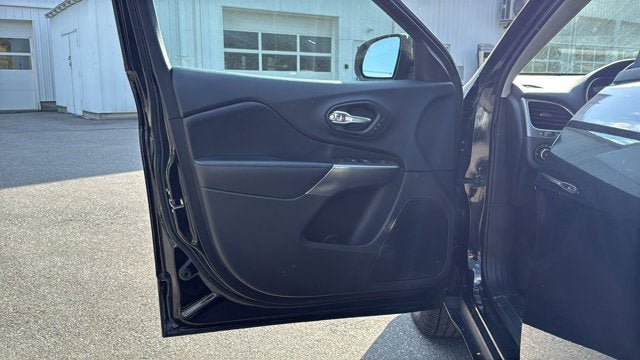 Used 2019 Jeep Cherokee Limited w/ Trailer Tow Group AWD/4WD image 12