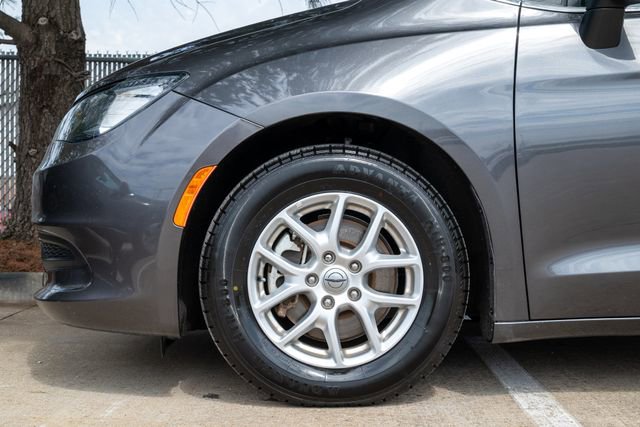 Used 2023 Chrysler Voyager LX image 23