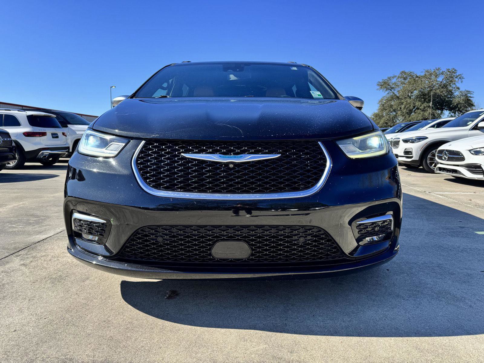 Used 2021 Chrysler Pacifica Pinnacle image 2