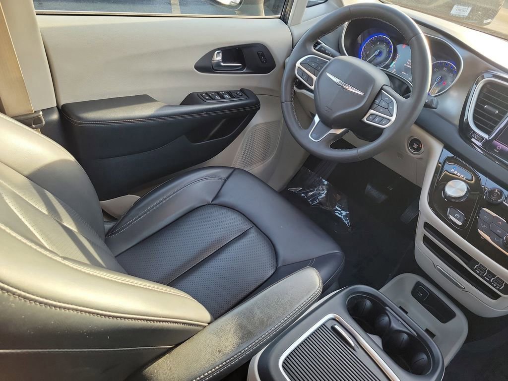 Used 2023 Chrysler Pacifica Touring-L FWD image 14